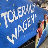 Ein großer "Toleranzwagen"-Schriftzug auf blauem Hintergrund