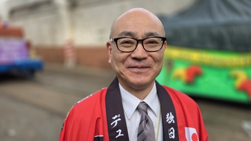 Porträt des Verantwortlichen für den neuen japanischen Karnevalswagen.