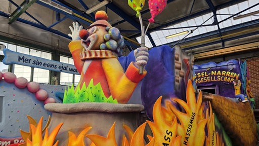 Das Bild zeigt einen Rosenmontagswagen.