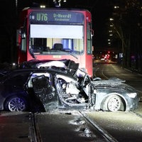 Auf dem Foto ist die U76 mit dem Ziel Heerdt. Davor ist ein zertrümmerter schwarzer Audi.