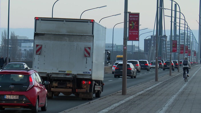 der Verkehr fließt über die Theodor-Heuss-Brücke in Düsseldorf. Teil davon ist auch ein großer Lkw.