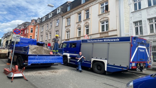 Wägen vom Technischem Hilfswerk vor dem einsturzgefährdetem Haus