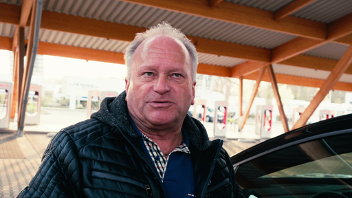 Ein Kunde der Ladestation in Hilden vor den Säulen.