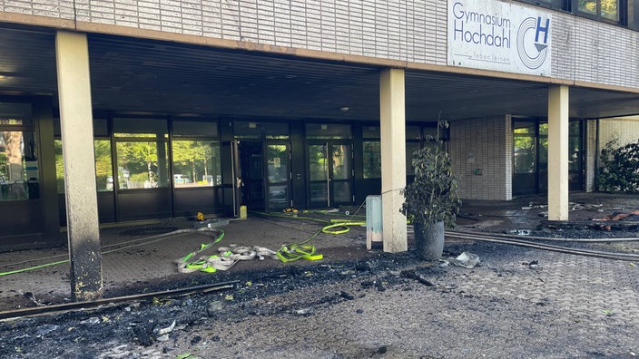 Der Eingang des Gymnasiums Hochdahl zeigt die Folgen des Großbrandes