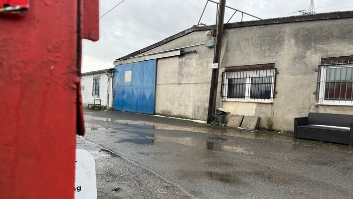 In dieser Lagerhalle in Hürth soll es zu den Taten gekommen sein.