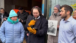 Das Bild zeigt Sarah, Jeremy und Joshua Voss, Nachfahren der Jülicher Familie Voss.