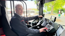Busfahrer Matthias Jundrzyk sitzt in seinem Rheinbahn Bus, nachdem er die Schulkinder abgeliefert hat. 