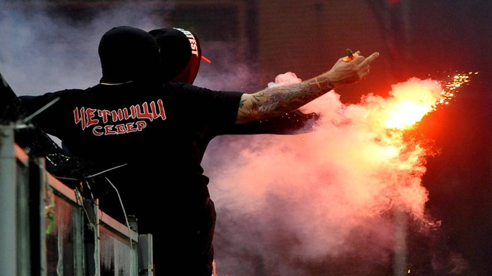 Hooligans beim Abbrennen von Bengalo-Fackeln