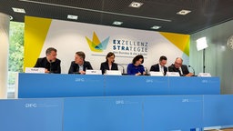 Die Jury der DFG sitzt bei einer Pressekonferenz in Bonn.