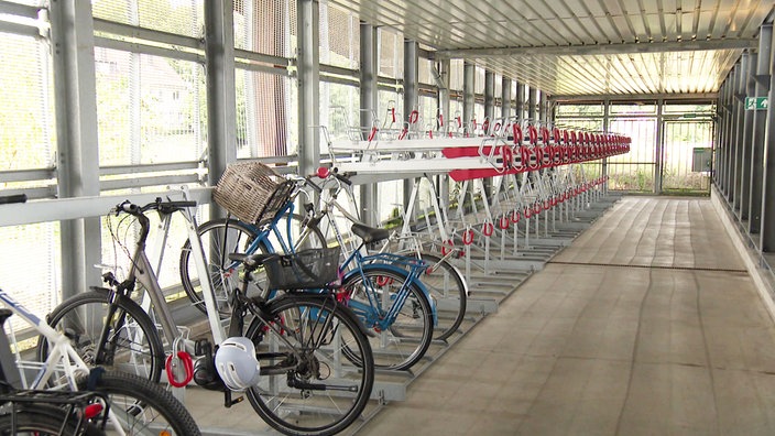Fahrrad-Parkhaus in Leverkusen-Opladen von innen