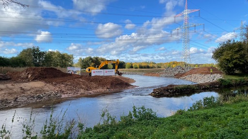 Bauarbeiten am neuen Flussbett der Erft