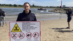 Feuerwehrsprecher Alexander Vieten zeigt neues Warnschild