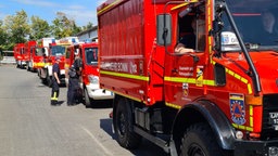 Fünf Feuerwehrautos stehen in Kolonne auf einem Parkplatz. Auf dem vordersten sieht man die Aufschrift "Feuerwehr Bonn" (Archivbild aus 2025).