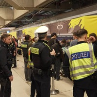 Polizei und Fluggäste im Flughafen Köln-Bonn