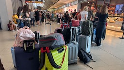 Reisekoffer stehen am Flughafen Köln/Bonn