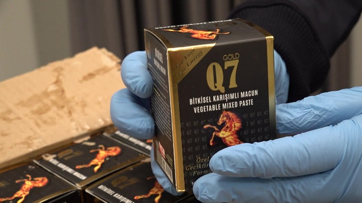 Es ist die Verpackung des geschmuggelten Honigs zu sehen