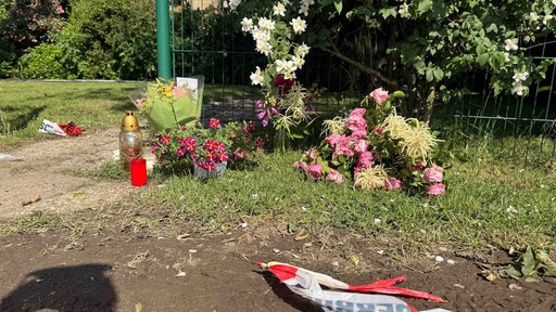 Kerzen und Blumen an der Absturzstelle