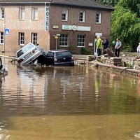 Überflutete Straße mit Autos, die unter Wasser stehen