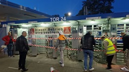 Protestierende stehen vor dem Ford-Werk in Köln.