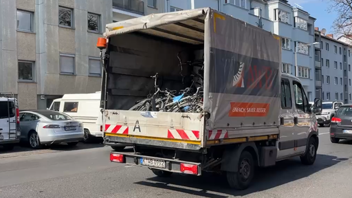 Ein Fahrzeug der AWB bringt alte Fahrräder zum Schrottplatz in Köln-Niehl.