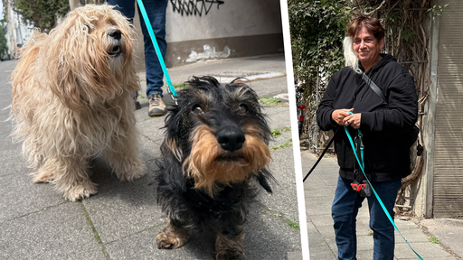 Barbara Barth steht mit zwei Hunden vor ihrem Wohnhaus.