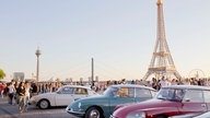 Citroens parken auf dem Burgplatz in Düsseldorf; im Hintergrund der Eiffelturm und der Fernsehturm