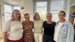 Die fünf Sozialarbeiterinnen von Frauen helfen Frauen in den Räumen der Beratungstelle 