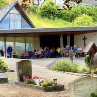 Direkt neben einem Friedhof wird unter einem Vordach Kaffee und Kuchen serviert