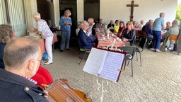 Eine Kaffeegesellschaft mit Musikern, die spielen.