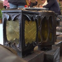Grablichter und Vasen stehen nebeneinander in einer Kapelle am Waldfriedhof Monheim