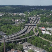 Man sieht von weiter Perspektive das Sonnborner Kreuz. Es ist umgeben von Häusern, sowie zahlreichen Bäumen.
