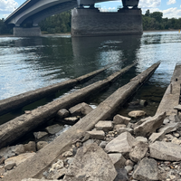 Die Überreste eines Trajekts, im Hintergrund der Rhein. 