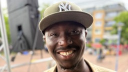 Der Krefelder Organisator des Afro-Food-Festivals Keita Bangaly, der eine beigefarbene New-York-Yankees-Cap trägt.