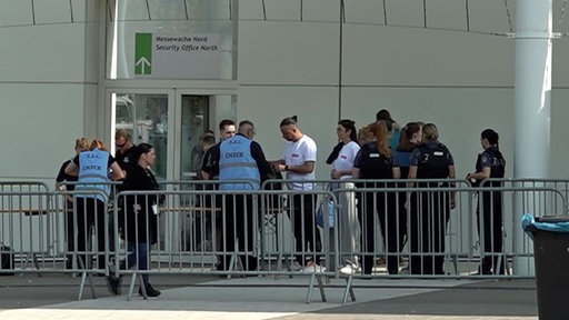 Sicherheitskräfte kontrollieren bei der Gamescom 2025.