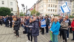 Zu sehen sind die Besuchenden der Gedenkveranstaltung.