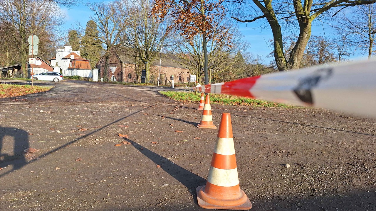Auf dem Bild sieht man eine alte Scheune auf einem Hof in Kempen, davor ist Absperrband zu sehen.