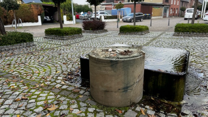 Der leere Sockel zur gestohlenen Skulptur