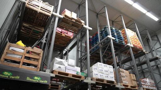 Es sind mehrere Industrieregale mit beladenen Paletten zu sehen.