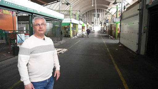 Zu sehen ist Herr Pino Aronica in der Halle des Kölner Großmarktes.