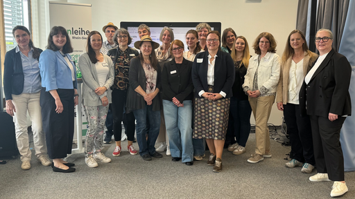 Das Team des neuen Bibliotheks-Netzwerks stehen als Gruppe zusammen.