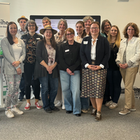 Das Team des neuen Bibliotheks-Netzwerks stehen als Gruppe zusammen.