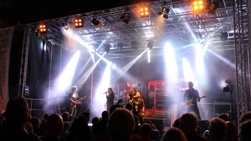 Band auf einer Bühne