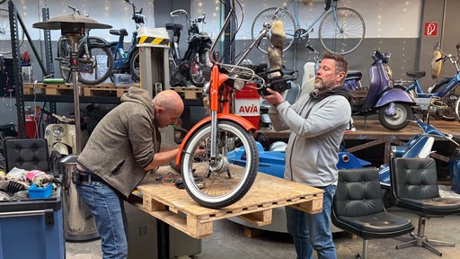 Holger Rick schraubt in seiner Werkstatt an einem Moped