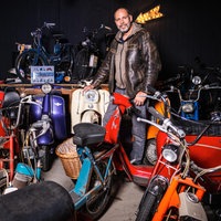 Holger Rick steht zwischen seinen alten Mopeds