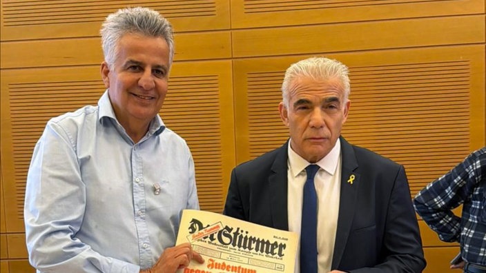 Zwei Personen halten eines der Exponate in die Kamera