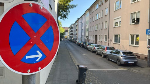 Halteverbotschild vor Wohnstraße