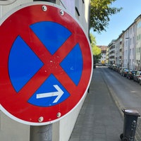Halteverbotschild vor Wohnstraße