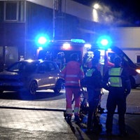 Zu sehen sind mehrere Einsatzkräfte der Polizei und Fuerwehr vor der Wäscherei in Ibbenbüren.