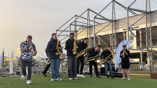 Eine Band spielt vor dem Fußballstadion in Mönchengladbach