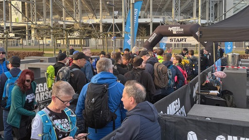 Teilnehmer des Megamarsch Mönchengladbach 2025 vor dem Fußballstadion
